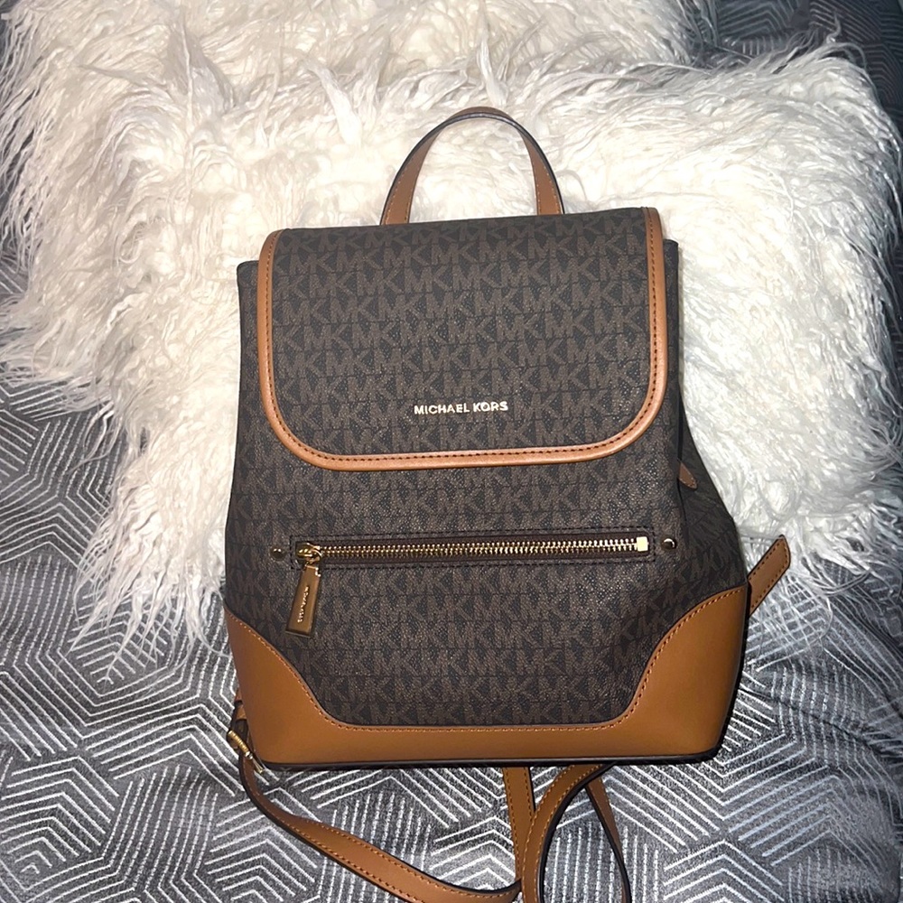 Beautiful Pre-Loved/Like New Michael Kors Harrison Medium Backpack